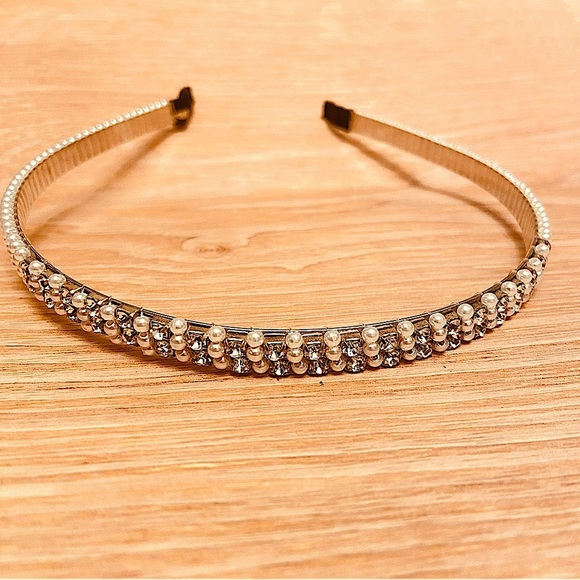 Heirloom Faux Diamond and White Pearls Feminine Cluster Hair Headband. - Picture 3 of 5